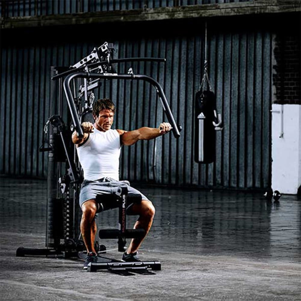 Jėgos staklės KETTLER MULTIGYM PLUS 4 sportuojantis vyras